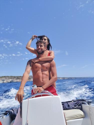 Barco navegando hacia Cala Turqueta