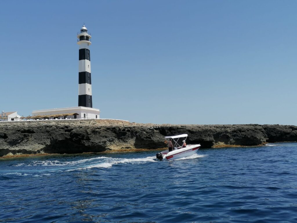 Explora las calas ocultas de Menorca con un alquiler de barcos personalizado