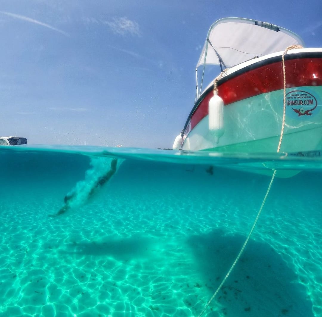 Aguas turquesas en Cala Turqueta, Menorca