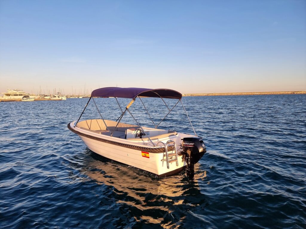 Alquila un barco sin licencia y disfruta de la costa de Menorca con Irinsur