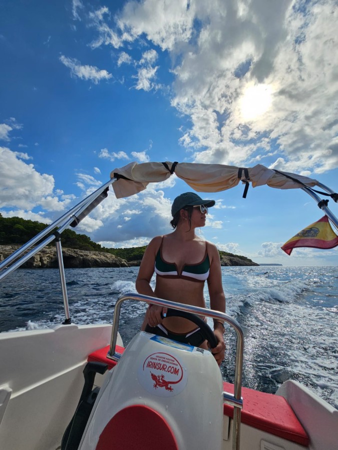 Experiencia en barco por calas de Menorca