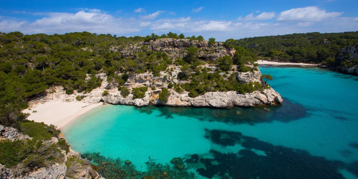 Cala Macarella en Menorca vista desde el mar