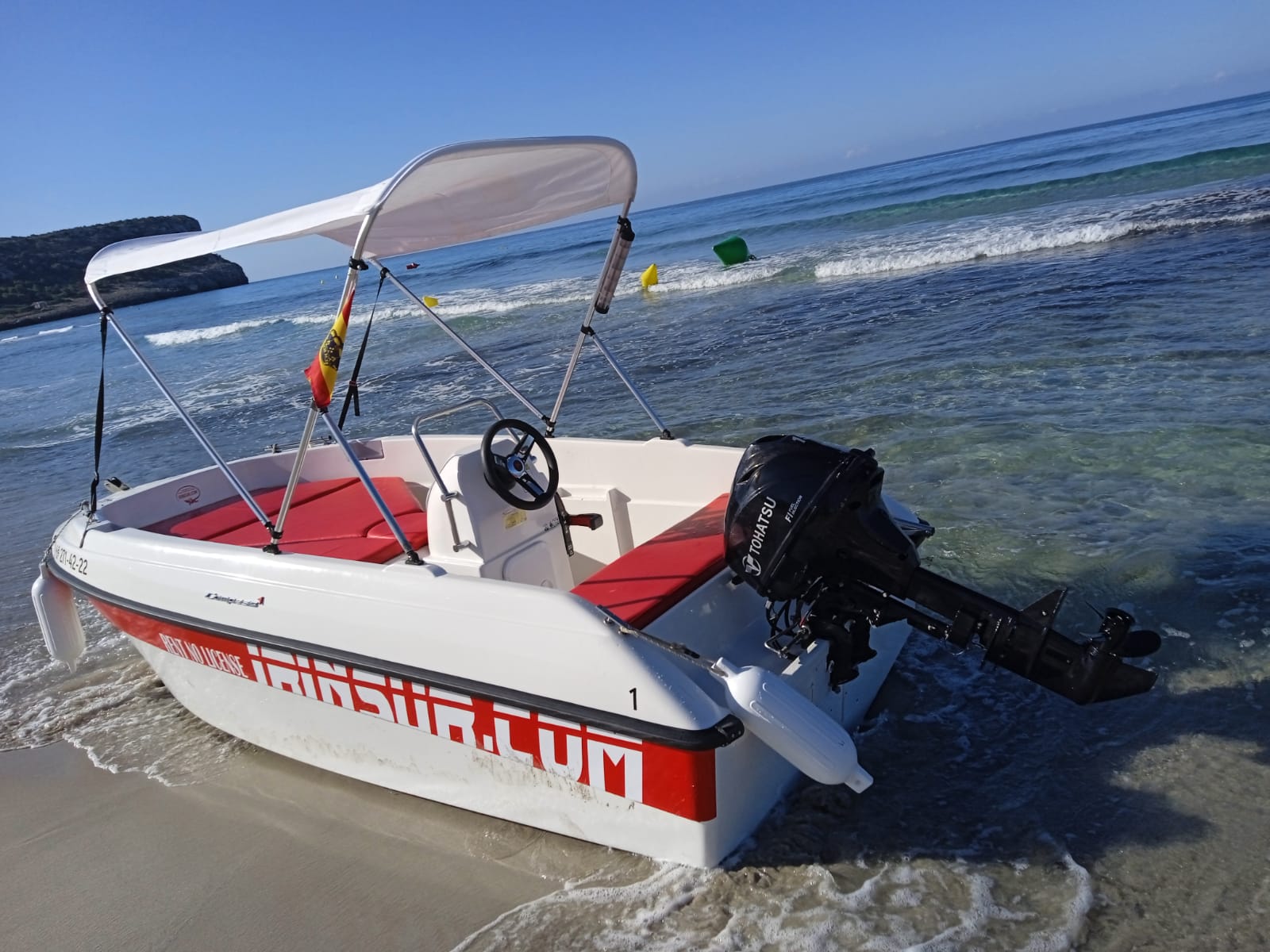 Barco Compass GT sin licencia en Son Bou, Menorca