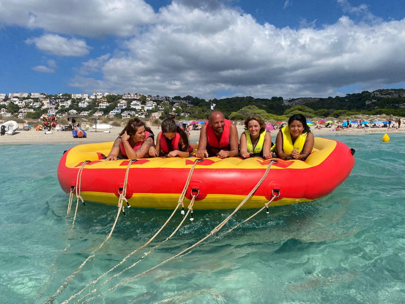 Colchones remolcados en Son Bou, Menorca - Irinsur