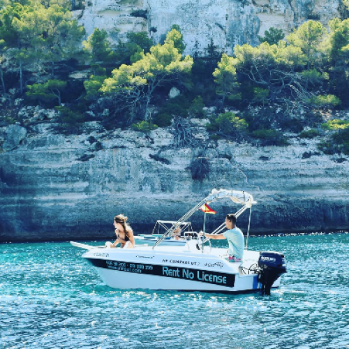 Barco sin licencia de la empresa irinsur navegando por Menorca